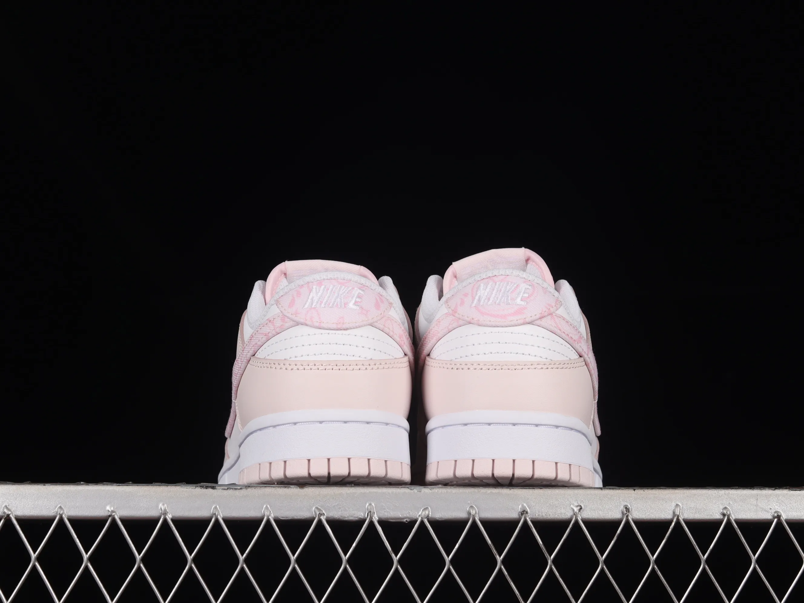 All categories Nk SB Dunk series Nk SB Dunk Low low-top sneakers C version Nk Dunk Low "Pink Paisley" Sakura pink SB low-top sports and leisure sneakers FD1449-100